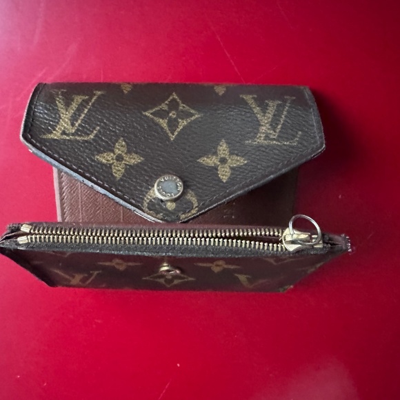 Louis Vuitton Brown Monogram Victorine Compact Wallet 4.7” EUC - Picture 5 of 9
